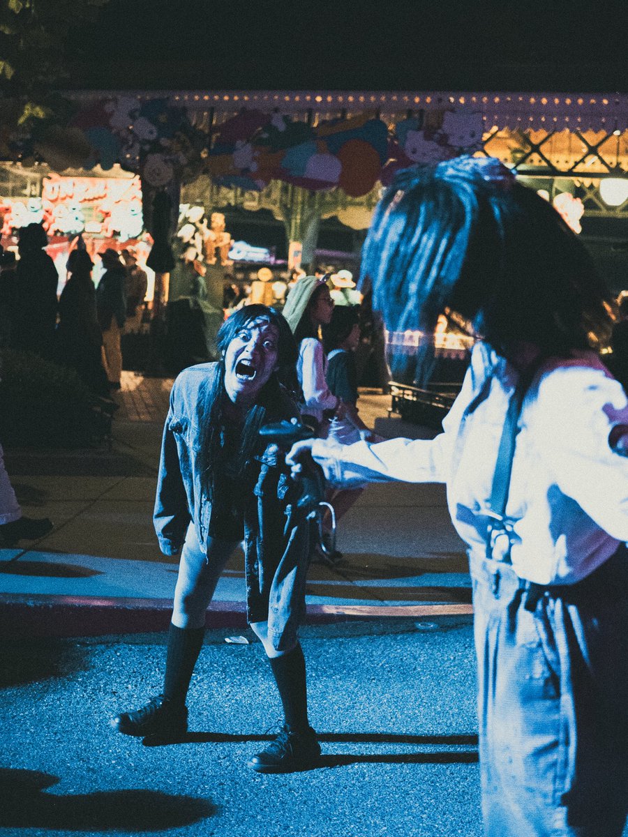 _atu's tweet photo. 手前のクルーゾンビ撮ってたら、奥から吠えてくる推しのゾンビ😌
2026.10.24
#HHN2026
#USJファン https://t.co/g6tPtvkPLp