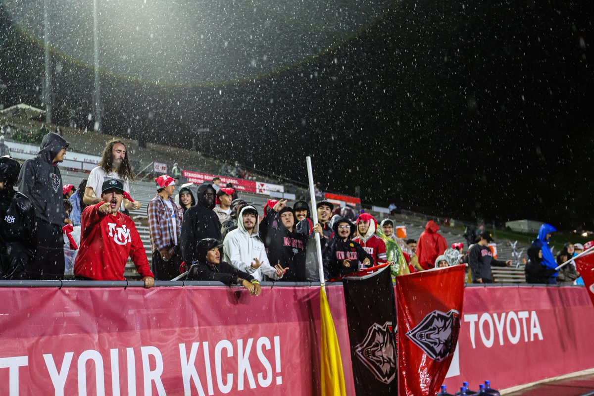 UNMLOBOS's tweet photo. The 505 doesn't go home that easy. https://t.co/E1bBXd0G5l