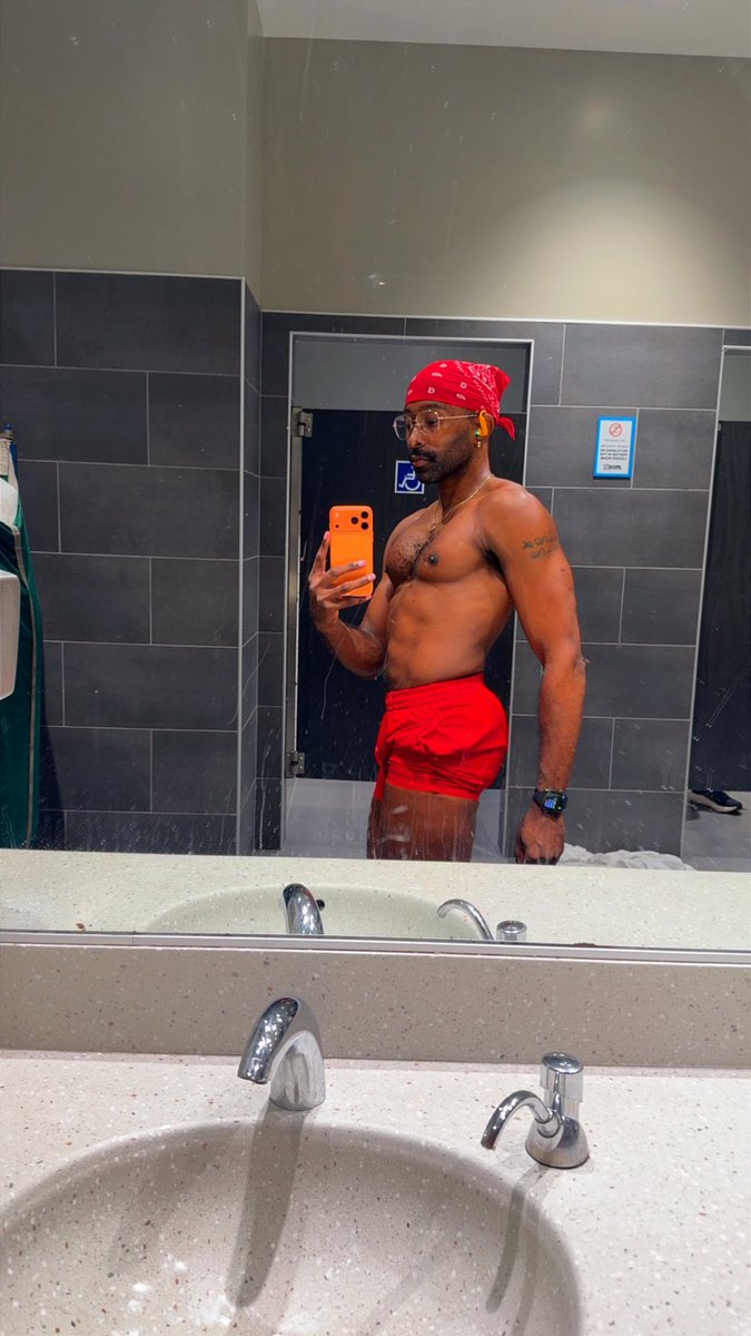 JayNeilJr's tweet photo. My leg routine is doing me justice. 🙌🏾 https://t.co/GRFvxSjrt1