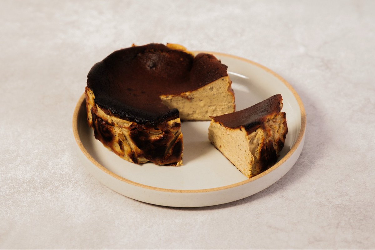 lamaisonduR's tweet photo. オンラインストア本日のおすすめ商品🛒

今だけ楽しめる、シーズナルバスクチーズケーキ✨

季節ならではの香りと味わいが広がる、特別な一品です。

単品はもちろん、おすすめコーヒー付きのペアリングセットもご用意しています☕️

本日12:00より販売開始！

🔗 https://t.co/0XgO97JZs9 https://t.co/poCy7RpYGe