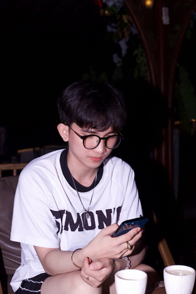 Rening2k's tweet photo. Ở quán cafe và ở nhà khác ghê https://t.co/shUmDGbaqg