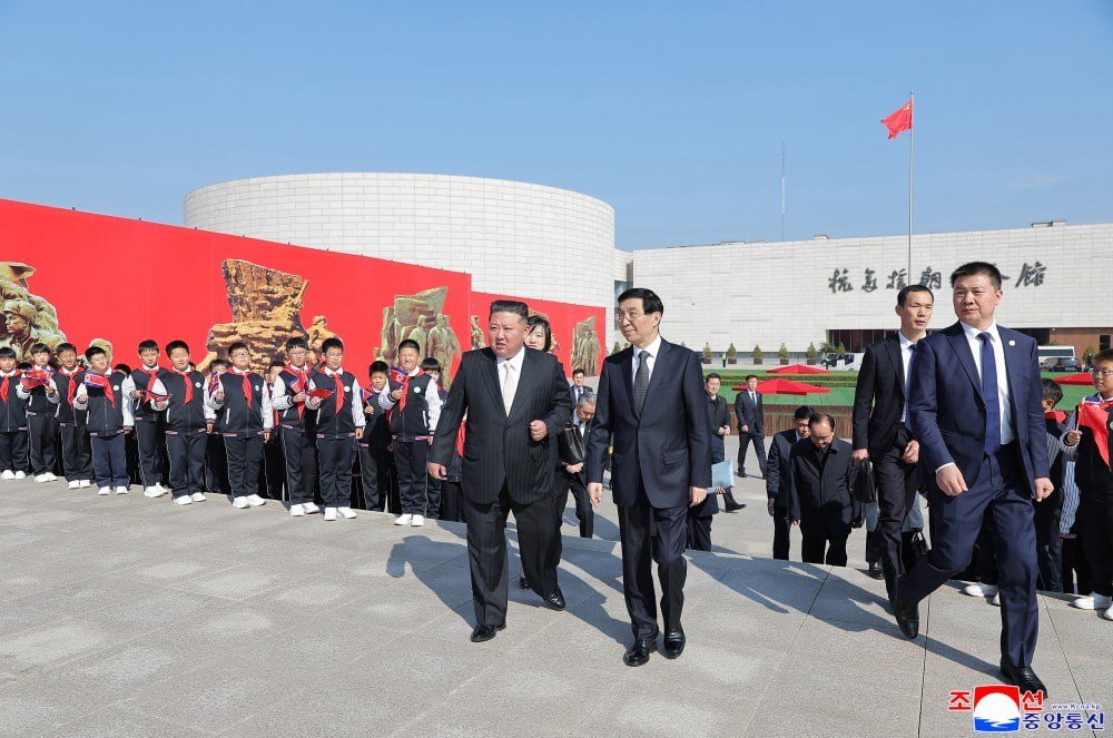 SputnikMundo's tweet photo. 🇰🇵🇨🇳 Kim Jong-un reafirma la amistad entre la República Popular Democrática de Corea y China

📌 Kim Jong-un visitó Dandong (China) y recorrió el Salón Conmemorativo de la Guerra de Resistencia contra la Agresión de EEUU y de Ayuda a Corea, con motivo del 76.º aniversario de la llegada de los Voluntarios del Pueblo Chino al frente coreano, informó la agencia KCNA.

💐 En el lugar, depositó flores en el monumento y rindió homenaje a los soldados chinos caídos. "Expreso mi eterna gratitud y respeto a los soldados caídos de los Voluntarios del Pueblo Chino, recordando con reverencia sus huellas, que unieron las fronteras de ambos países en un solo territorio", escribió.

Posteriormente, mantuvo conversaciones con Wang Huning, presidente del Comité Nacional de la Conferencia Consultiva Política del Pueblo Chino, y elogió el desarrollo del gigante asiático bajo el mandato del presidente Xi Jinping. Kim reafirmó el compromiso de Pionyang de "continuar, de manera constante y firme, la historia de la amistad entre la RPDC y China", forjada a través de su lucha compartida.