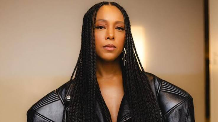 ZAMENZA's tweet photo. Negra li diz que a sua música sempre foi o seu verdadeiro manifesto e não se posiciona em sua rede social, mas quando uma seguidora escreve "Vai dar 22", a cantora responde: "Amém. De qualquer jeito sei que ele irá guardar os seus. Deus abençoe". https://t.co/hK2LvWgHEI