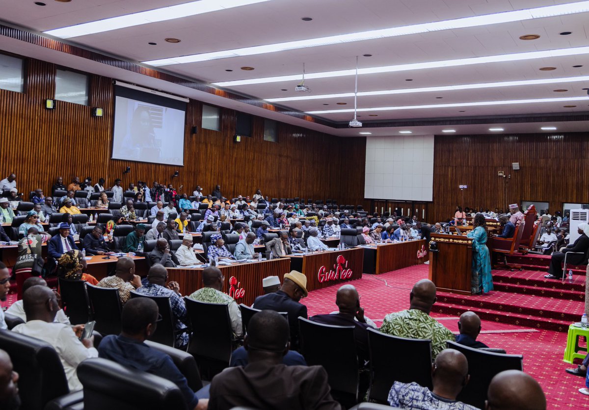 assembleeguinee's tweet photo. 🇬🇳 Assemblée Nationale de la République de Guinée
📌 Séance plénière
🗓️ Samedi 24 Octobre 2026 

Les temps forts de la séance plénière
       ▶️ Passage du Président de la Commission des Affaires économiques et financières, du Plan et de la Coopération, Hon. Hamidou Camara.

#AN https://t.co/vvf9tdwkJh