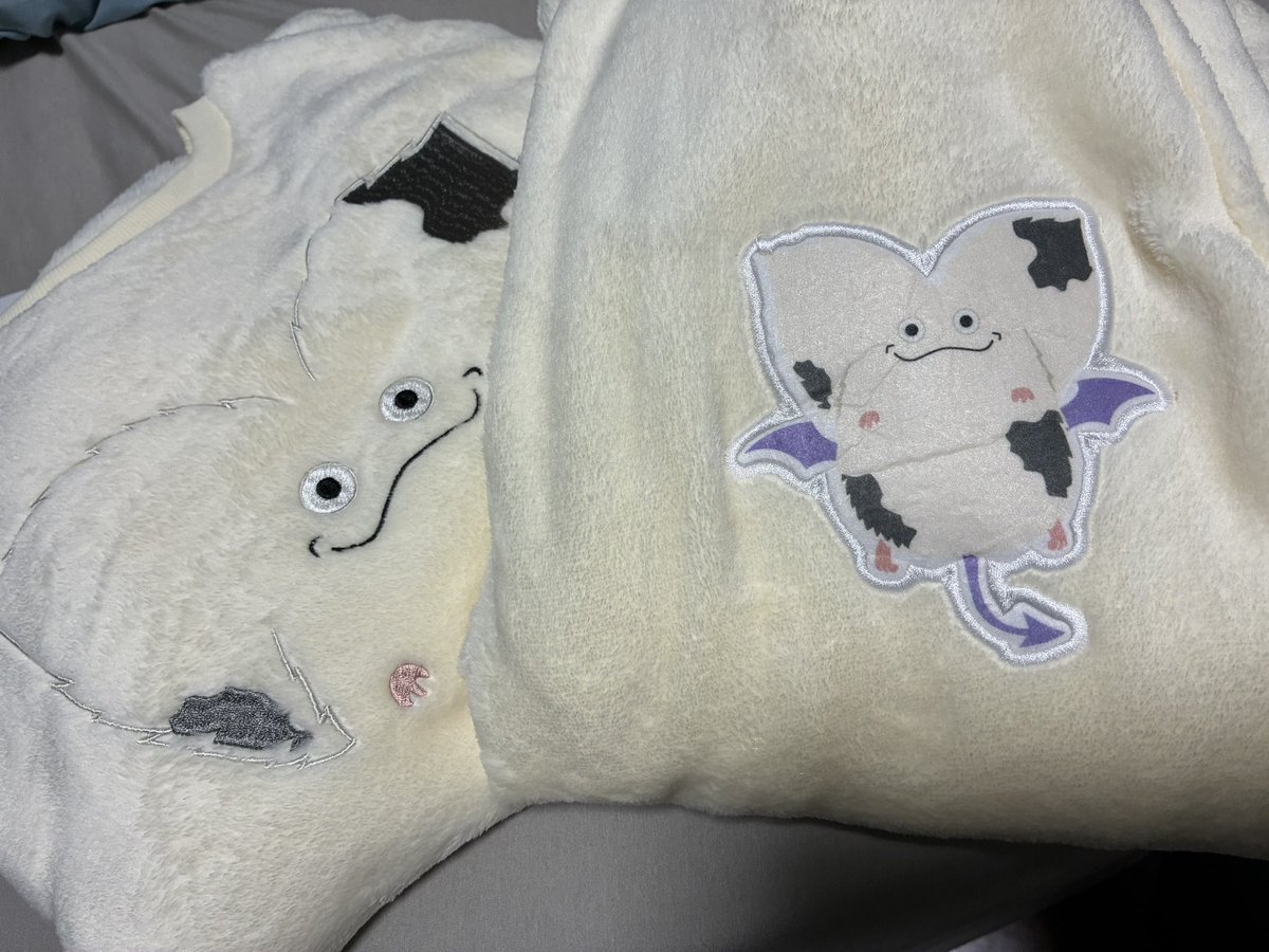 Aruyorudq's tweet photo. ダメ元でしまむら行ったらまだ残ってた🥰
もふもふで気持ちよさそう🎶

ぺったんこもたまたま見つけたから1回だけ！！ももんじゃがいちばん欲しかったけど、おおきづち、ゴースト以外ならよかったからまあ良し！

#DQ40th
#ドラクエ #しまむらドラクエコラボ https://t.co/KAY4XjgBtl
