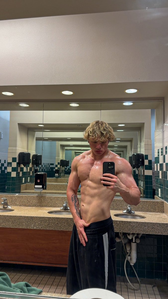 andfittac's tweet photo. getting biggg😝 https://t.co/NnZiQFI1C5