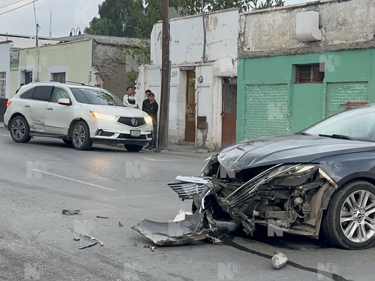 nSaltillo's tweet photo. ¡IGNORA EL ALTO Y PROVOCA FUERTE CHOQUE EN EL CENTRO DE SALTILLO! 💥

Un conductor de un Lincoln presuntamente ignoró el alto en el cruce de Emilio Castelar y Mariano Matamoros, donde impactó una camioneta Acura que tenía vía libre.

Tras el golpe, la camioneta giró hasta quedar atravesada en sentido contrario. Pese a lo aparatoso del accidente, ninguna persona resultó lesionada; Tránsito Municipal tomó conocimiento de los hechos. #Saltillo