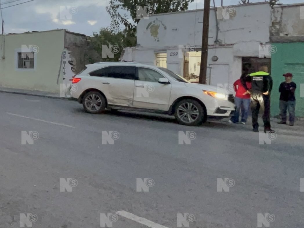 nSaltillo's tweet photo. ¡IGNORA EL ALTO Y PROVOCA FUERTE CHOQUE EN EL CENTRO DE SALTILLO! 💥

Un conductor de un Lincoln presuntamente ignoró el alto en el cruce de Emilio Castelar y Mariano Matamoros, donde impactó una camioneta Acura que tenía vía libre.

Tras el golpe, la camioneta giró hasta quedar atravesada en sentido contrario. Pese a lo aparatoso del accidente, ninguna persona resultó lesionada; Tránsito Municipal tomó conocimiento de los hechos. #Saltillo