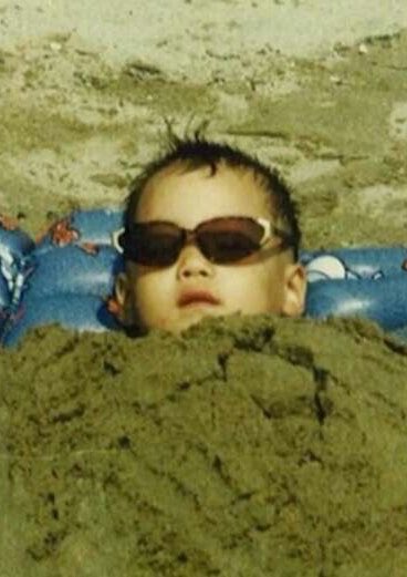 tangmotwit's tweet photo. ก็ว่า ทำไมคุ้นๆเวลายุนกิเซตผมเปิดหน้าผากใส่แว่นดำ คือตอนเด็กยังไง ตอนนี้ก็ยังเป็นแบบนั้น 555555555 https://t.co/byxnLJLm9U