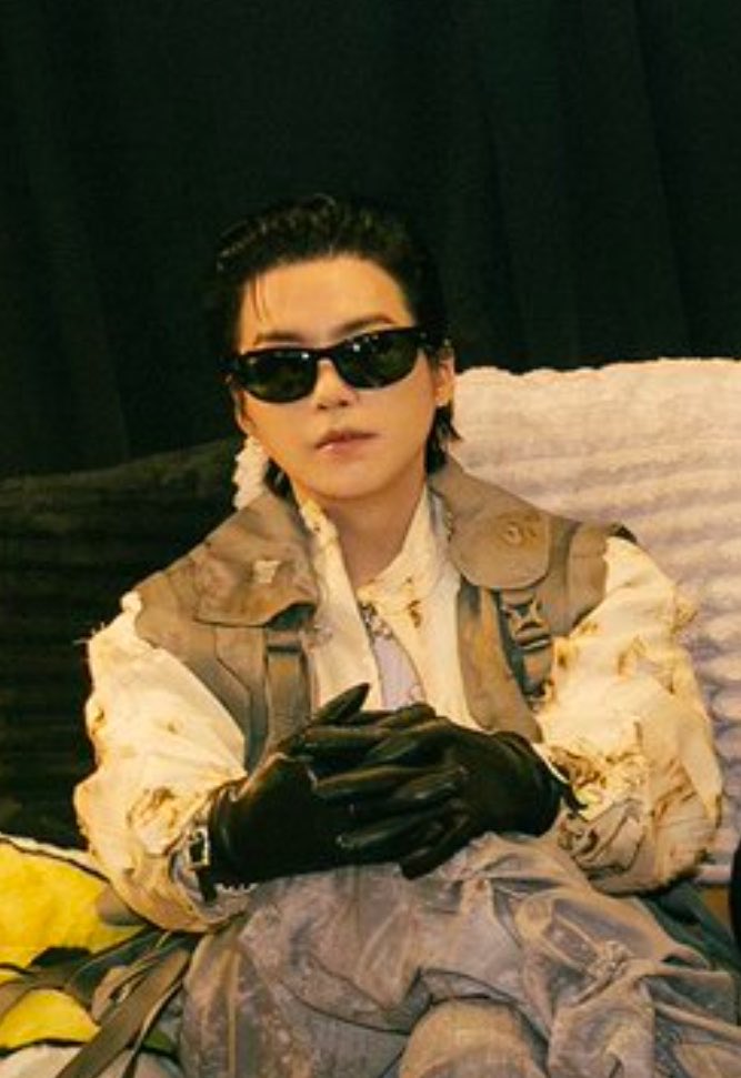 tangmotwit's tweet photo. ก็ว่า ทำไมคุ้นๆเวลายุนกิเซตผมเปิดหน้าผากใส่แว่นดำ คือตอนเด็กยังไง ตอนนี้ก็ยังเป็นแบบนั้น 555555555 https://t.co/byxnLJLm9U
