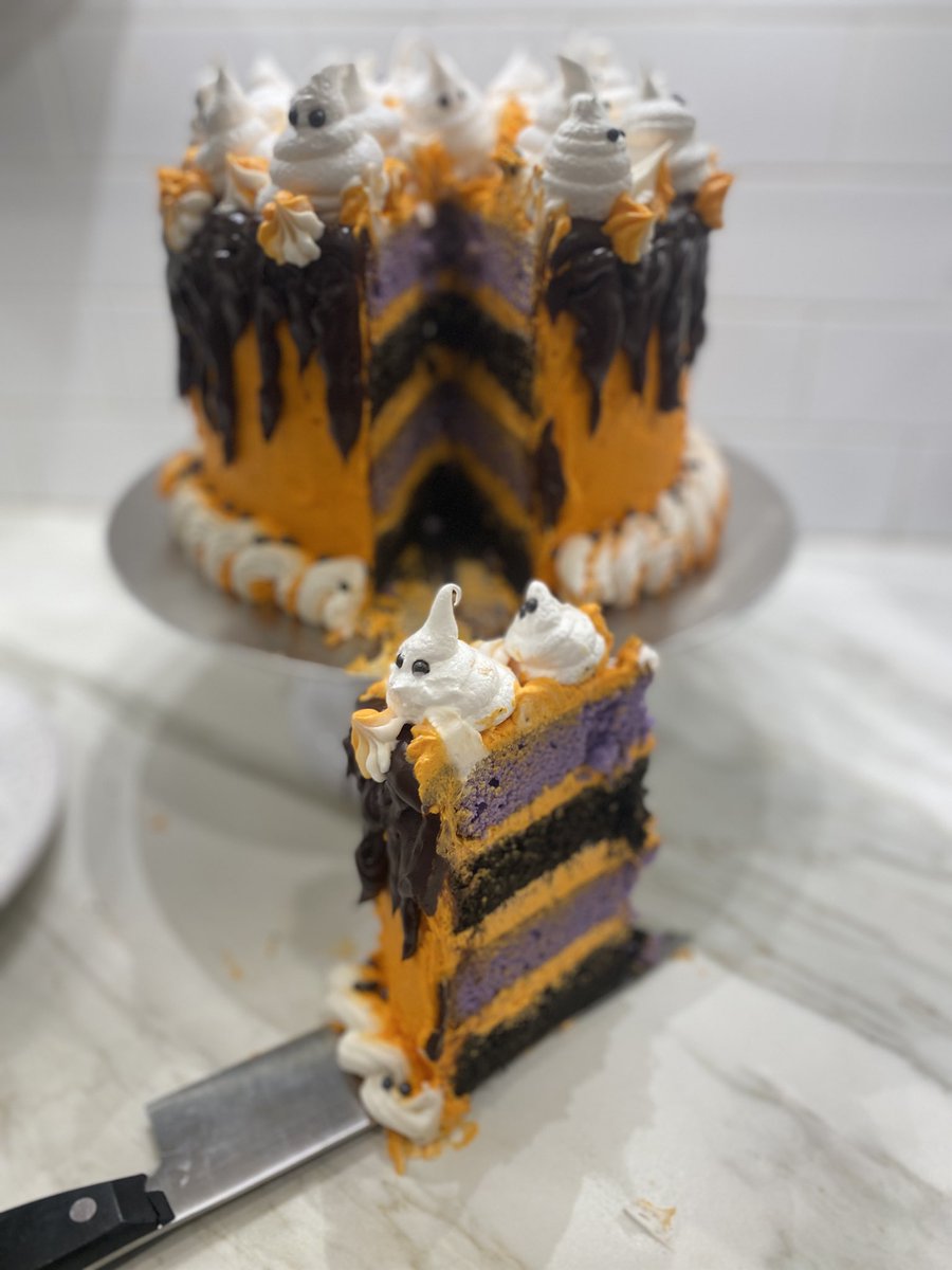 Andie00471's tweet photo. BOO! If you’re following the Halloween cake saga, she’s all done!!! I am so happy with the result! Also I never want to see orange icing again! 😂 https://t.co/mfePZ23gab