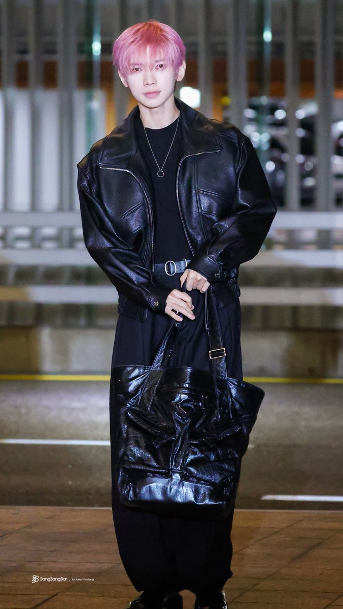 SangSangBar615's tweet photo. 261024 출국 HQ

#ATEEZ #에이티즈 #YEOSANG #강여상 #여상 https://t.co/E8w5xmKX8d