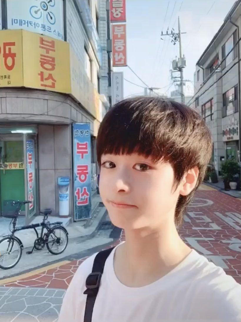 skhwasss's tweet photo. i love pre debut xiang so fucking much https://t.co/3vK5LI97Uo