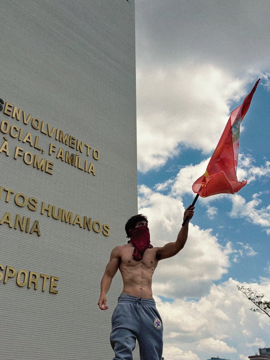 galdannn's tweet photo. vote lula vote 13 ⭐️ https://t.co/QrbTcph1qA