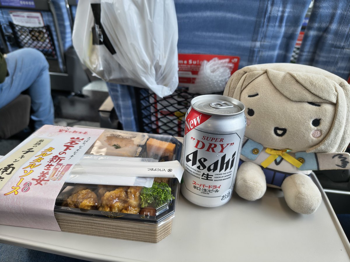 1186Exp's tweet photo. day2

新宿で壬生さんと合流し いつもより1本早い かいじ でいざ石和温泉へ…

朝餉は塚田農場のお弁当
新生姜タルタルソースに惹かれて即決
爽やかな酸味でご飯がススム😋

ちなみに折畳み式ドリンクホルダーにBOX縫いがジャストフィット

…これ どう見てもチャイルドシートだ😄 https://t.co/VcE4GIRWH5