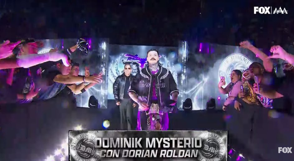 ADPSHOWOFICIAL's tweet photo. 😈🔥 ¡ENTRA EL EXMEGACAMPEÓN DOMINIK MYSTERIO, EL SUCIO!

👀 ¡El hijo de Rey Mysterio ya está en #AAAHeroesInmortales! El Dirty Dom hace su aparición en escena y viene dispuesto a dar de qué hablar. 💀

🇲🇽 ¿Qué le espera al exmegacampeón esta noche?

#AAAHeroesInmortales #adpshow #DominikMysterio