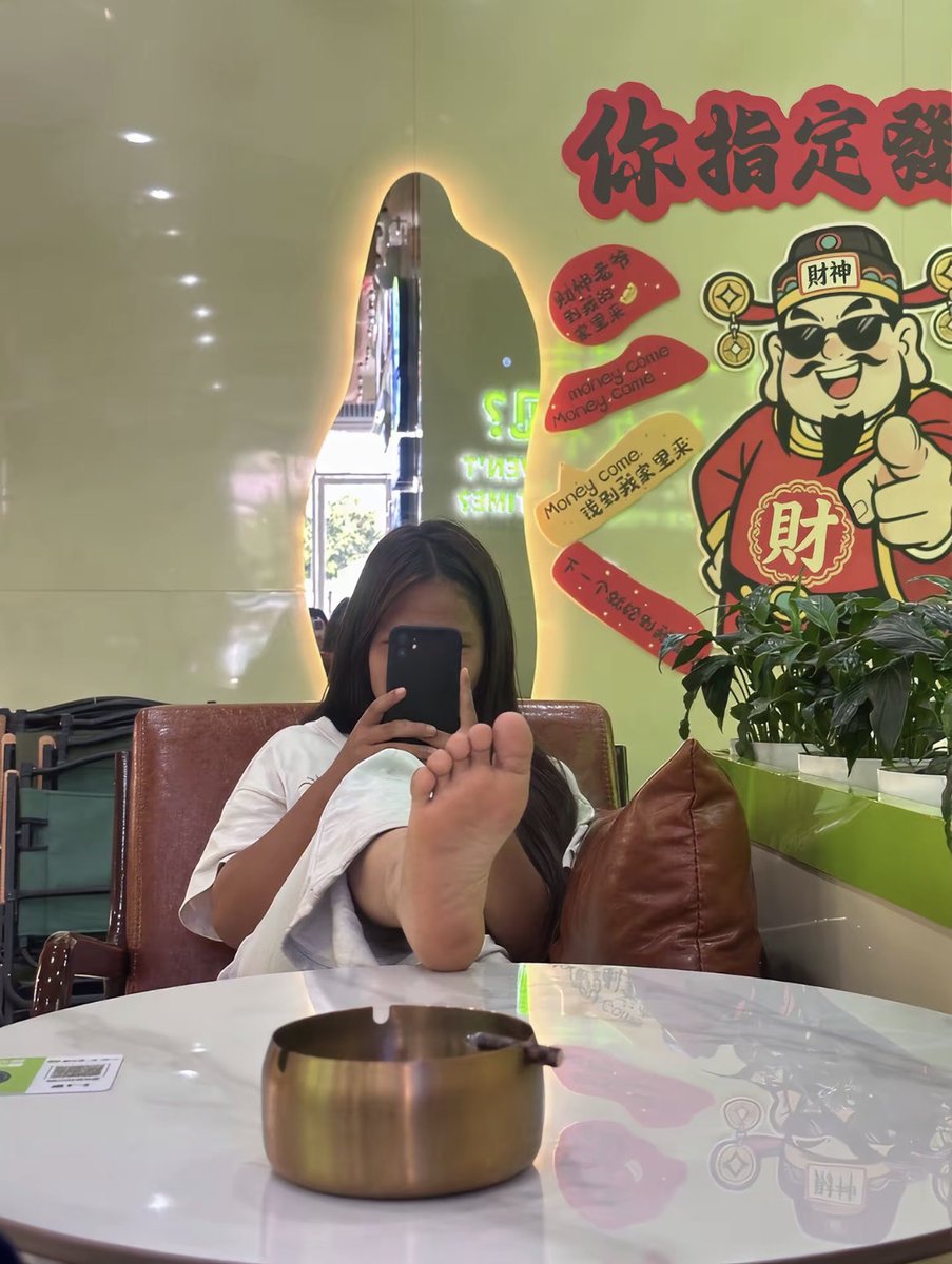 Zzzhioy's tweet photo. 操你妈逼的你女高亲妈的这个脚直接踩你妈的头 傻逼贱狗 不会看见你妈被女高祖宗踢头很爽吧操你妈操你妈操你妈操你妈逼废物废物废物贱逼#辱母#女高#操你妈#羞辱#atm https://t.co/PLbj9T40rd