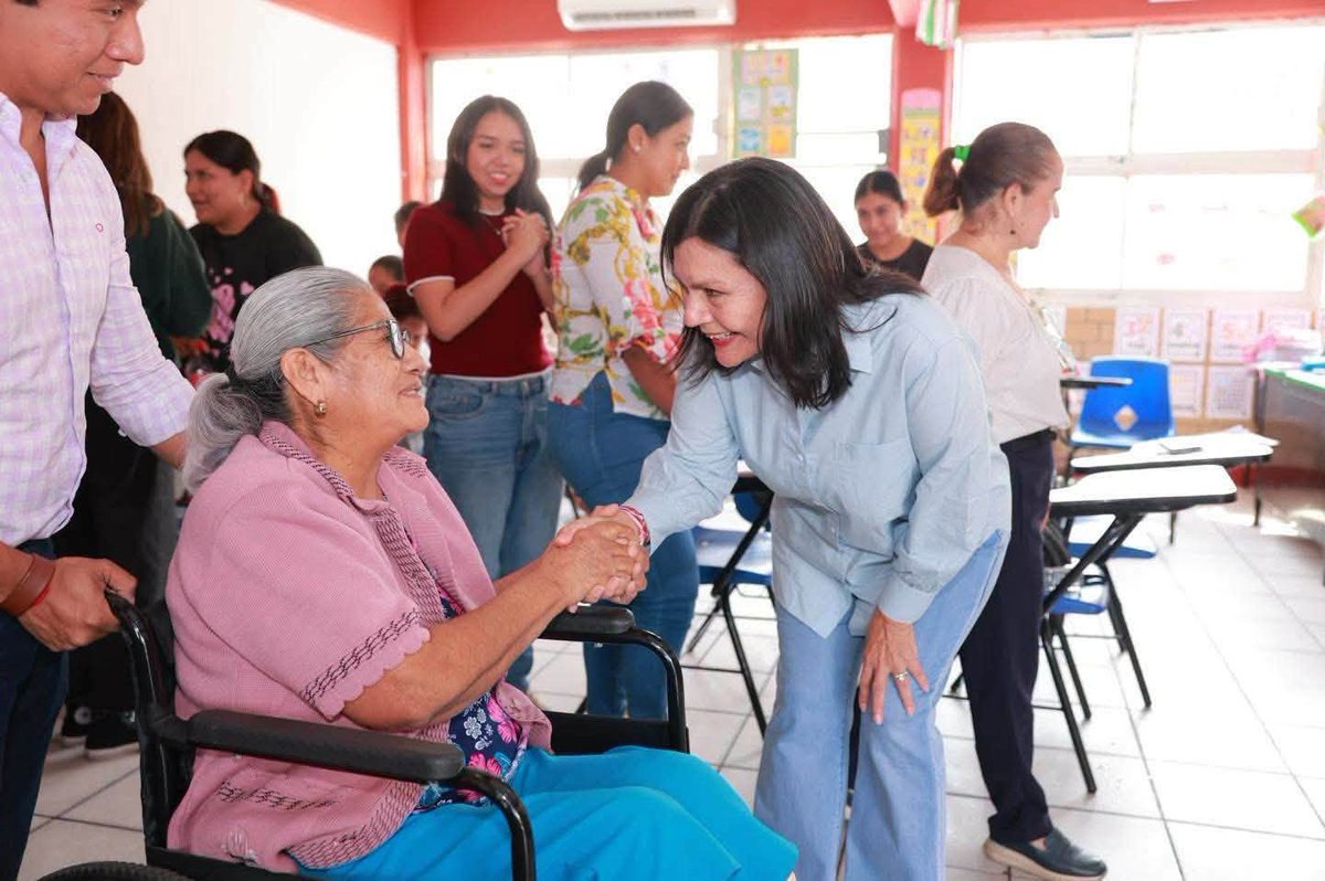 SolDelSureste's tweet photo. 🔴#Centro| @CentroInforma la conclusión del segundo nivel de capacitación de la Generación 10 del programa Mujeres al Centro, en el que 214 participantes fortalecieron sus habilidades en áreas como repostería, belleza, bisutería, tejido crochet y decoración de eventos. https://t.co/nUgsGE5agL