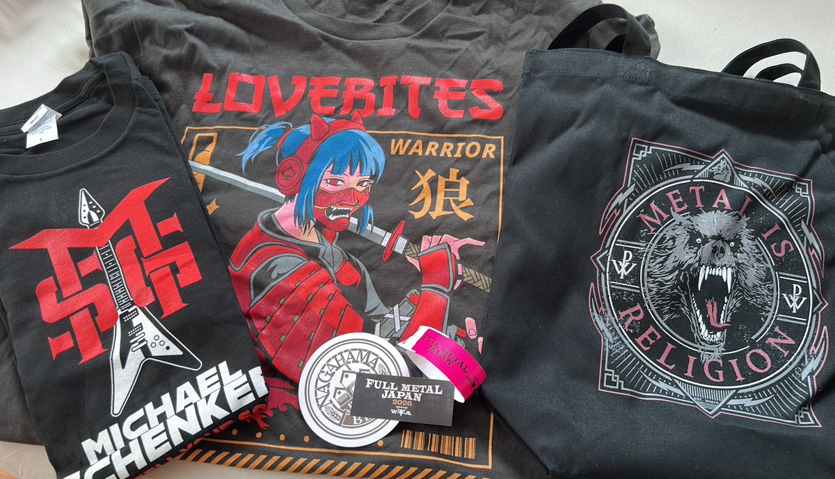 SeraphVI's tweet photo. 昨日の戦利品。
ラブバのサムライガール着て
3階のフードスペースに何度も来てた終始ニコニコの黒マスクは多分私ですw
#LOVEBITES
#MSG
#Powerwolf https://t.co/PySRmz9iDb