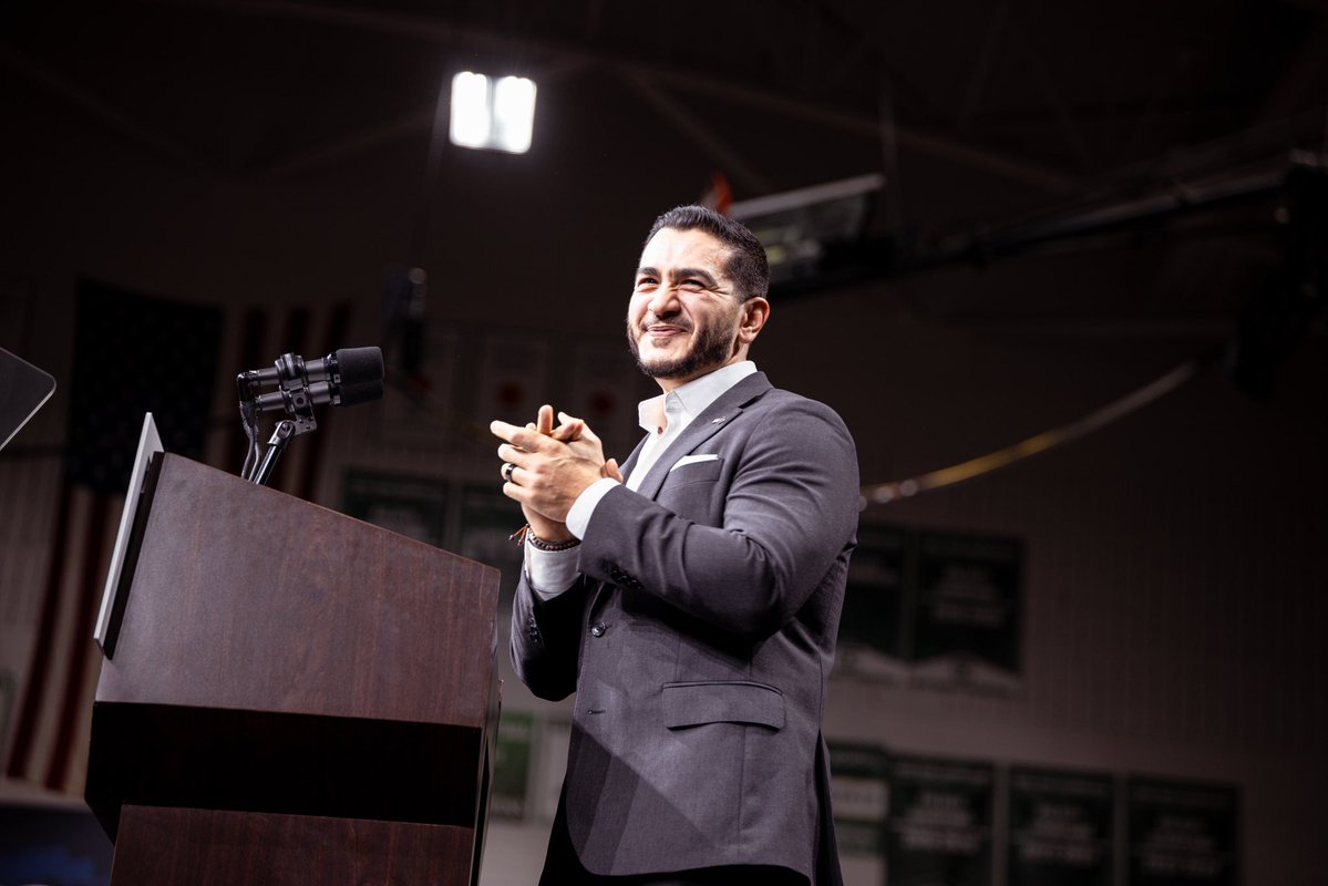 AbdulElSayed's tweet photo. Ready for something new. Hungry for something better. Change is in the air. https://t.co/1BbSYEpZSz