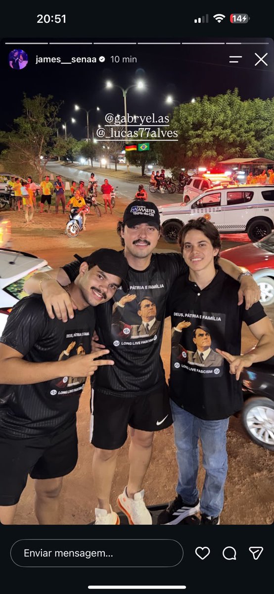 higosouza_'s tweet photo. Em Balsas, no Maranhão, três homens aparecem usando camisetas com a imagem de Hitler e a frase “LONG LIVE FASCISM” (VIVA O FASCISMO).

Não estamos falando de divergência política. Estamos falando de gente que faz apologia ao fascismo e transforma o nazismo em estampa de camiseta. https://t.co/sfpGmgH6U6