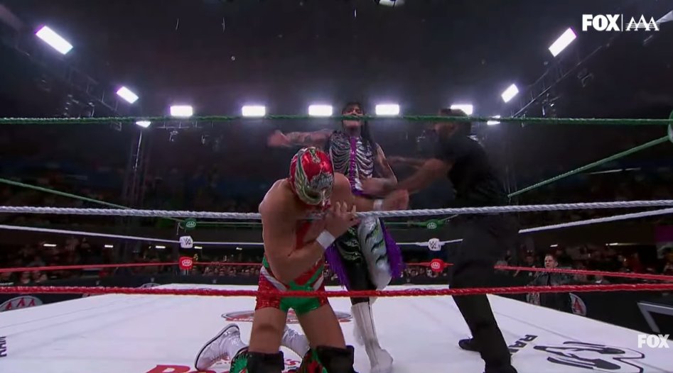 ADPSHOWOFICIAL's tweet photo. 🚨💥 ¡COMIENZA CON POLÉMICA EL MEGACAMPEONATO EN #AAAHeroesInmortales!

🪑 ¡Dorian Roldán golpea con una silla a El Grande Americano desde el inicio de la lucha! 😱

🏆 El Grande Americano 🆚 Dominik Mysterio

⚖️ Réferi: Adrian Butler.

¡Esto comienza caliente! 🔥

#AAAHeroesInmortales #adpshow #ElGrandeAmericano #DominikMysterio #DorianRoldan