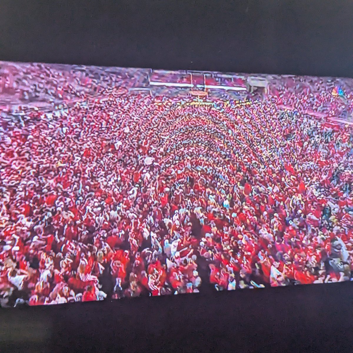 GoBigRedCast's tweet photo. Silly Wisconsin fans.

Don't they know regular season games have no meaning when both teams can still make a playoff? https://t.co/zUT6cmxZP2