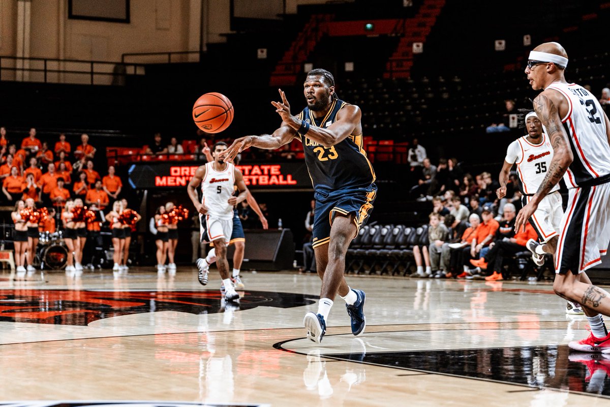 CalMBBall's tweet photo. We’re underway in Corvallis 👊

#GoBears | #ThroughAndThrough https://t.co/tY1isG6HYT