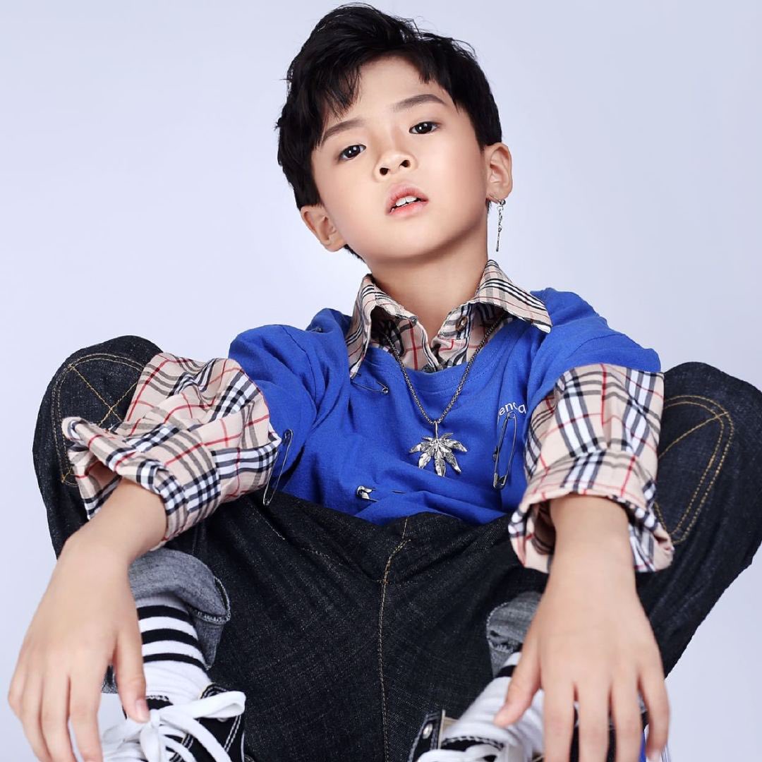 puppylhz's tweet photo. เด็กน้อยฮั่นเจ๋อผู้เติบโตและเปล่งประกายในทุก ๆ ด้าน

 ป.1: ผู้เชี่ยวชาญภาษาอังกฤษตัวน้อย และเข้าร่วมรายการ ‘Master, I Want to Dance และ ‘Street Dance of China 3’  
(มกราคม 2020 – กรกฎาคม 2020)  

 ป.2: ซิทอัพทำลายสถิติของระดับชั้น และได้รับเชิญเป็นแขกรับเชิญพิเศษในรอบชิงชนะเลิศรายการ ‘Street Dance of China Season 4’ (มิถุนายน 2021)  

 ป.3: นักกีฬาที่ยอดเยี่ยมประจำชั้นปี (ซิทอัพ + กระโดดเชือก 30 วินาที และ 1 นาที) พร้อมทั้งเข้าร่วมรายการ  ‘Our Season’ (มิถุนายน 2022)  

 ป.4: เข้าสู่สังกัดค่าย (ช่วงเวลาที่เต็มไปด้วยความสำเร็จและเด็กฝึกฝนเติบโต) (2022–2023)  

 ป.6: เปิดตัวอย่างเป็นทางการ (ตุลาคม 2024)  

ม.2: เดบิวต์ประสบความสำเร็จอย่างงดงาม (ตุลาคม 2026)

ⓒ 🍠x-1yc
#刘瀚泽 #ZET #제트 #A2OSOUL 
#ไดอารี่ลูกหมาเจ็ต🐶