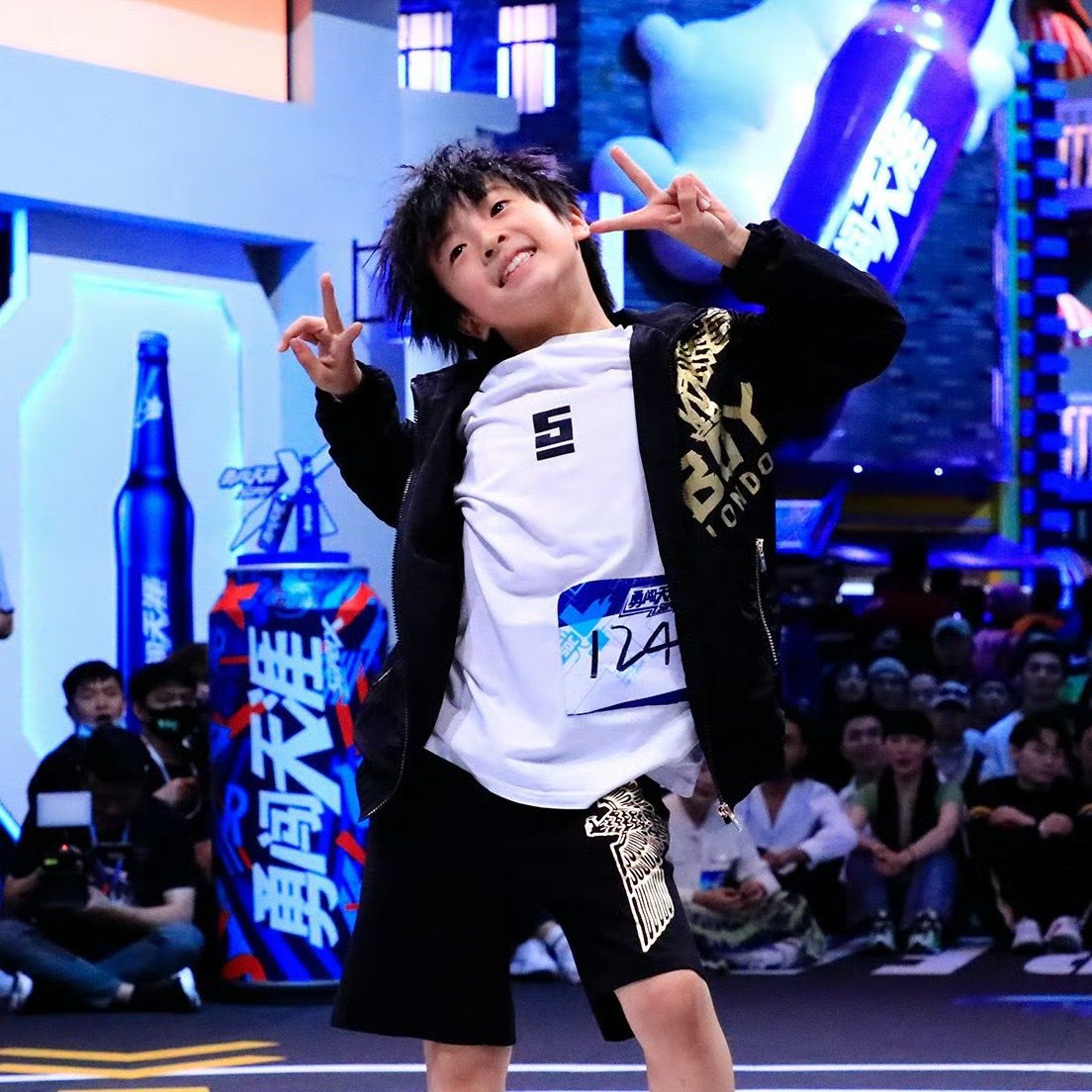 puppylhz's tweet photo. เด็กน้อยฮั่นเจ๋อผู้เติบโตและเปล่งประกายในทุก ๆ ด้าน

 ป.1: ผู้เชี่ยวชาญภาษาอังกฤษตัวน้อย และเข้าร่วมรายการ ‘Master, I Want to Dance และ ‘Street Dance of China 3’  
(มกราคม 2020 – กรกฎาคม 2020)  

 ป.2: ซิทอัพทำลายสถิติของระดับชั้น และได้รับเชิญเป็นแขกรับเชิญพิเศษในรอบชิงชนะเลิศรายการ ‘Street Dance of China Season 4’ (มิถุนายน 2021)  

 ป.3: นักกีฬาที่ยอดเยี่ยมประจำชั้นปี (ซิทอัพ + กระโดดเชือก 30 วินาที และ 1 นาที) พร้อมทั้งเข้าร่วมรายการ  ‘Our Season’ (มิถุนายน 2022)  

 ป.4: เข้าสู่สังกัดค่าย (ช่วงเวลาที่เต็มไปด้วยความสำเร็จและเด็กฝึกฝนเติบโต) (2022–2023)  

 ป.6: เปิดตัวอย่างเป็นทางการ (ตุลาคม 2024)  

ม.2: เดบิวต์ประสบความสำเร็จอย่างงดงาม (ตุลาคม 2026)

ⓒ 🍠x-1yc
#刘瀚泽 #ZET #제트 #A2OSOUL 
#ไดอารี่ลูกหมาเจ็ต🐶