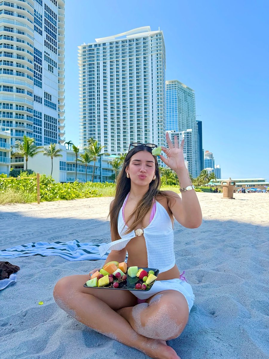 Lolatomaszeusk's tweet photo. Te llevo a Miami a pasar el verano 🤍🔥 con ese cuerpo tan hermoso y muy rico ese culito 🔥🔥🍑 https://t.co/CXIbFL0cTC