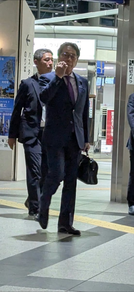 PoppinCoco3's tweet photo. 自民党・松山政司参院議員会長が鹿児島・川内駅に来るだけで、駅のタクシー乗り場を約20分間閉鎖したらしい。

待ち客が取り残され、運転手は仕事にならずだったそうだ。

また福岡選出の自民党か。

国会議員一人のために公共交通を止めるなんて、何様のつもり？ https://t.co/DyFc0bIQUr