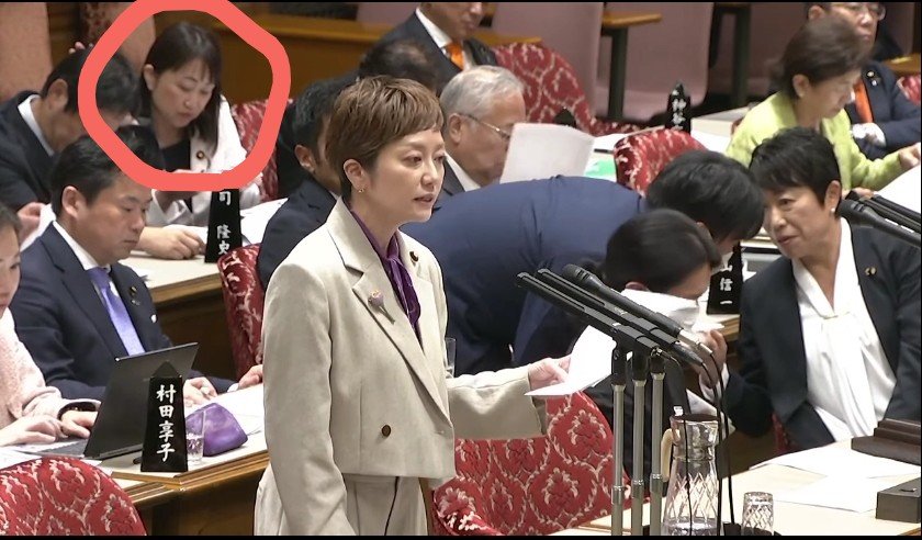 peperon0853's tweet photo. 奥田ふみよさんの国会質問の最中にネイルのお手入れしてたこの女、
#維新 の #石井めぐみ
という議員だそうで。

次の選挙で落ちますように😠

#国会中継
#他党の議員の質問の最中にネイルのお手入れですか
#さっさと私人に戻れ https://t.co/0DYHnMJkF4