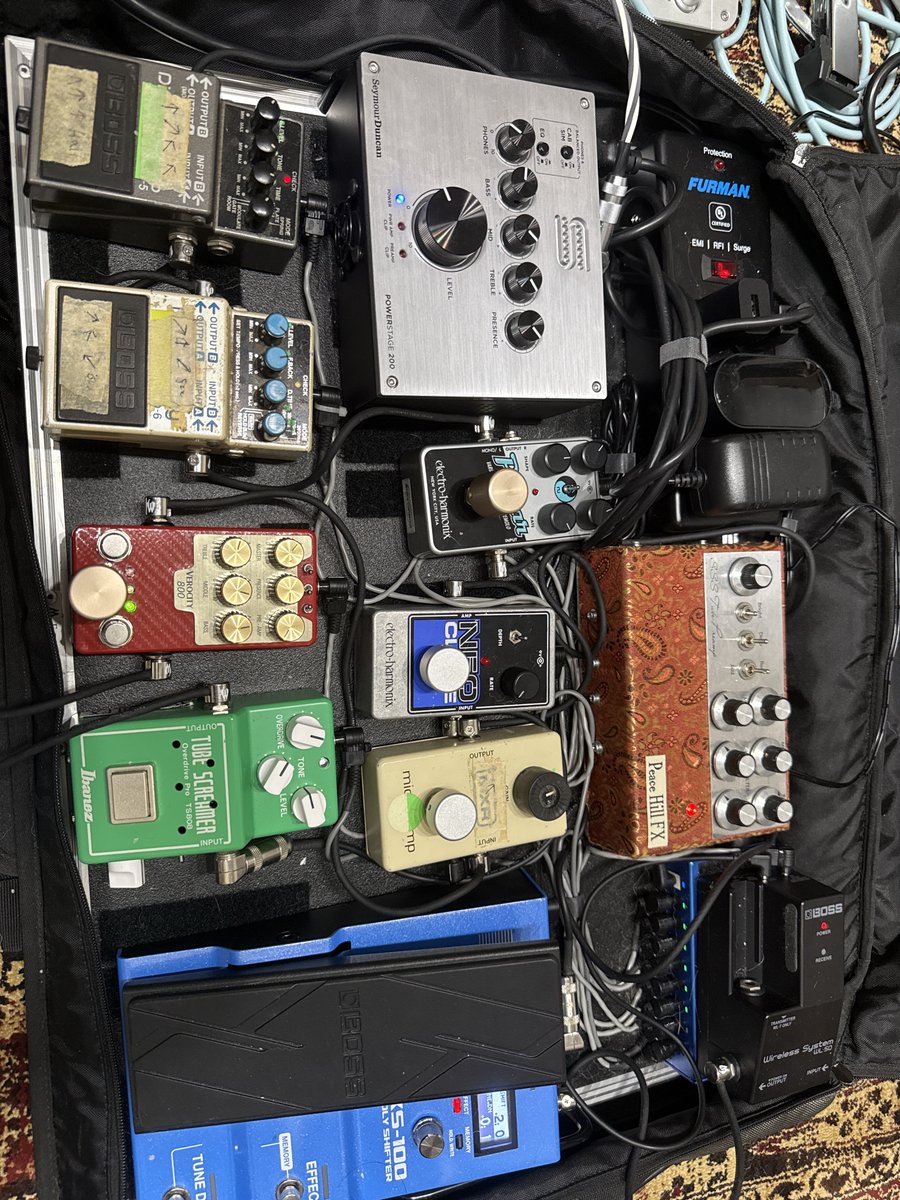effectorbox's tweet photo. #エフェクターボード大公開

まりゅさんのエフェクターボード「メイン・ライブ用」

「SSSプリアンプとパワーステージ200を基調にしている」
— まりゅさん

接続順：
BOSSのワイヤレス→BOSSのXS-100（ポリシフター）→Peace Hill FXのTS808mod（オーバードライブ）→verocity effects pedalsの800（ディストーション）→MXRのmicro amp（ブースター）→Peace Hill FXのSSS（プリアンプ）→electro harmonixのneo clone（コーラス）→electro harmonixのPulsar（トレモロ）→BOSSのDD-6（ディレイ）→BOSSのRV-5（リバーブ）→seymour duncanのpower stage200（パワーアンプ）→Marshallのキャビネット

詳細はこちら👇
https://t.co/A37LHUyXYW

#MYCOLLECTIONBOX #BOSS #MXR