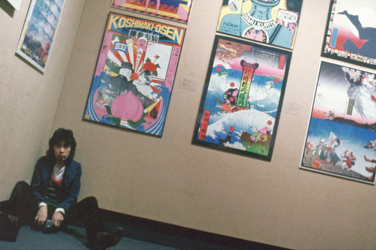 ken8hrd's tweet photo. 横尾忠則(ニューヨーク近代美術館における自身の個展｢Graphics by Tadanori Yokoo｣にて)/撮影:篠山紀信(1972年) https://t.co/itcniWT65T