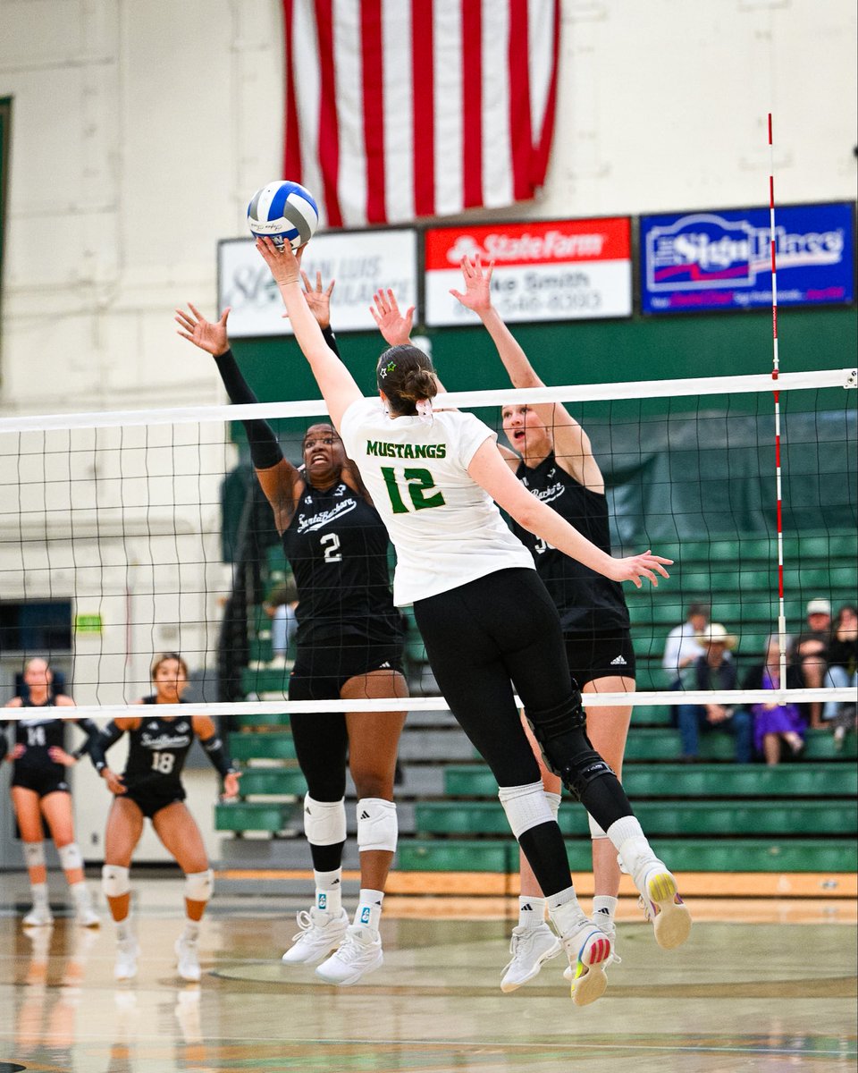 CalPolyVolley's tweet photo. 𝐒𝐄𝐓: 𝐖𝐎𝐍. 𝐆𝐫𝐞𝐞𝐧 𝐥𝐞𝐚𝐝𝐬 𝟏-𝟎

#RideHigh https://t.co/CbhbsegONS