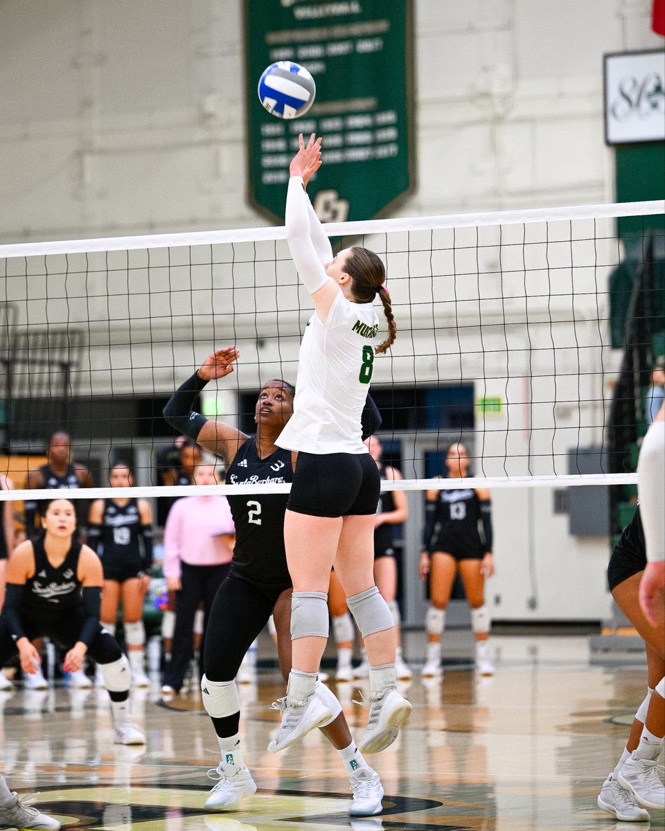 CalPolyVolley's tweet photo. 𝐒𝐄𝐓: 𝐖𝐎𝐍. 𝐆𝐫𝐞𝐞𝐧 𝐥𝐞𝐚𝐝𝐬 𝟏-𝟎

#RideHigh https://t.co/CbhbsegONS