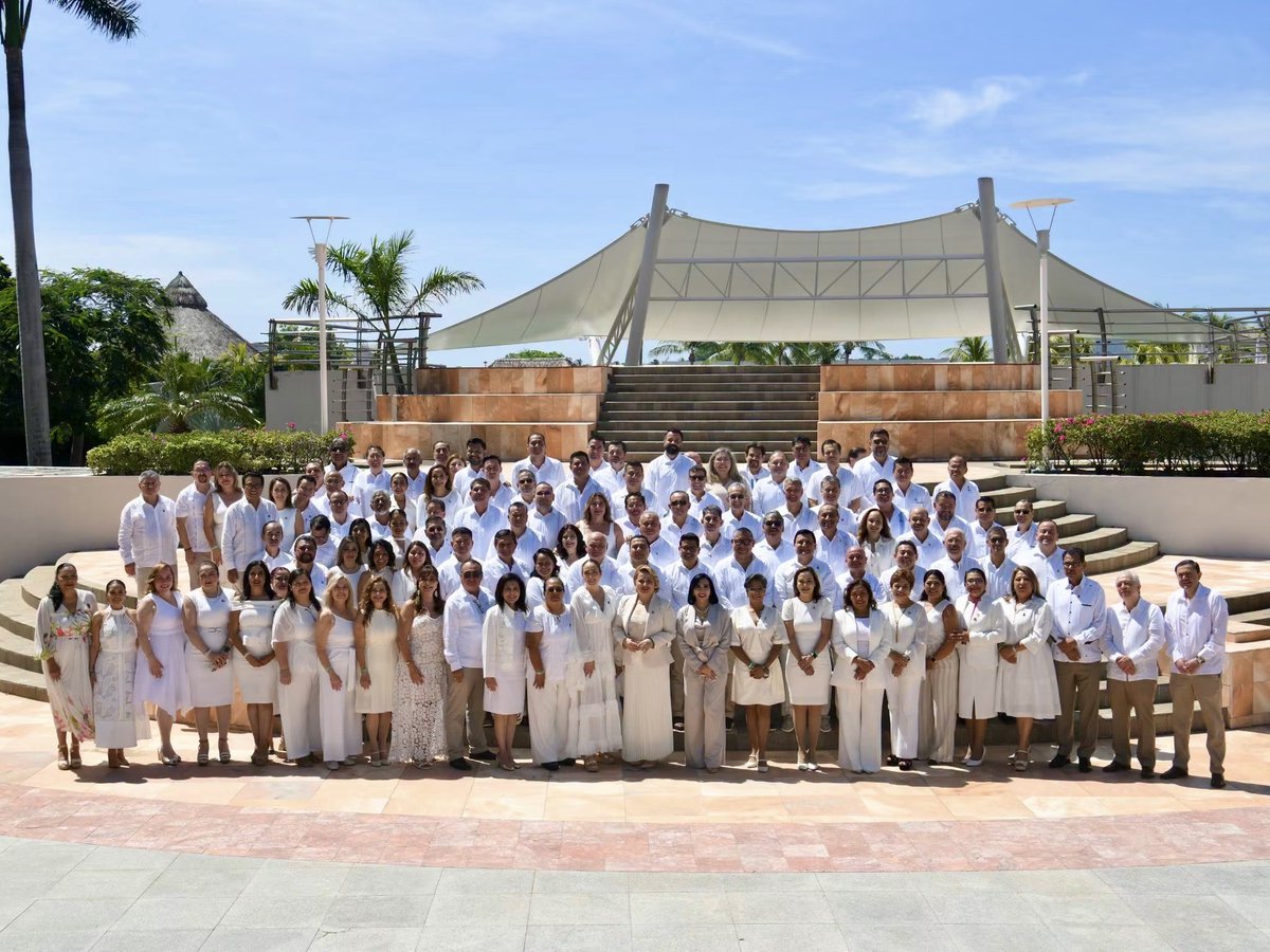 HenestrosaMatus's tweet photo. Con mucho orgullo formé parte de la tradicional fotografía panorámica junto a mis colegas de la Junta de Gobierno del Instituto Mexicano de Contadores Públicos @IMCP.
¡Un gusto coincidir con quienes trabajamos por un gremio sólido, participativo y comprometido con la sociedad! https://t.co/9kpWD9UhFt