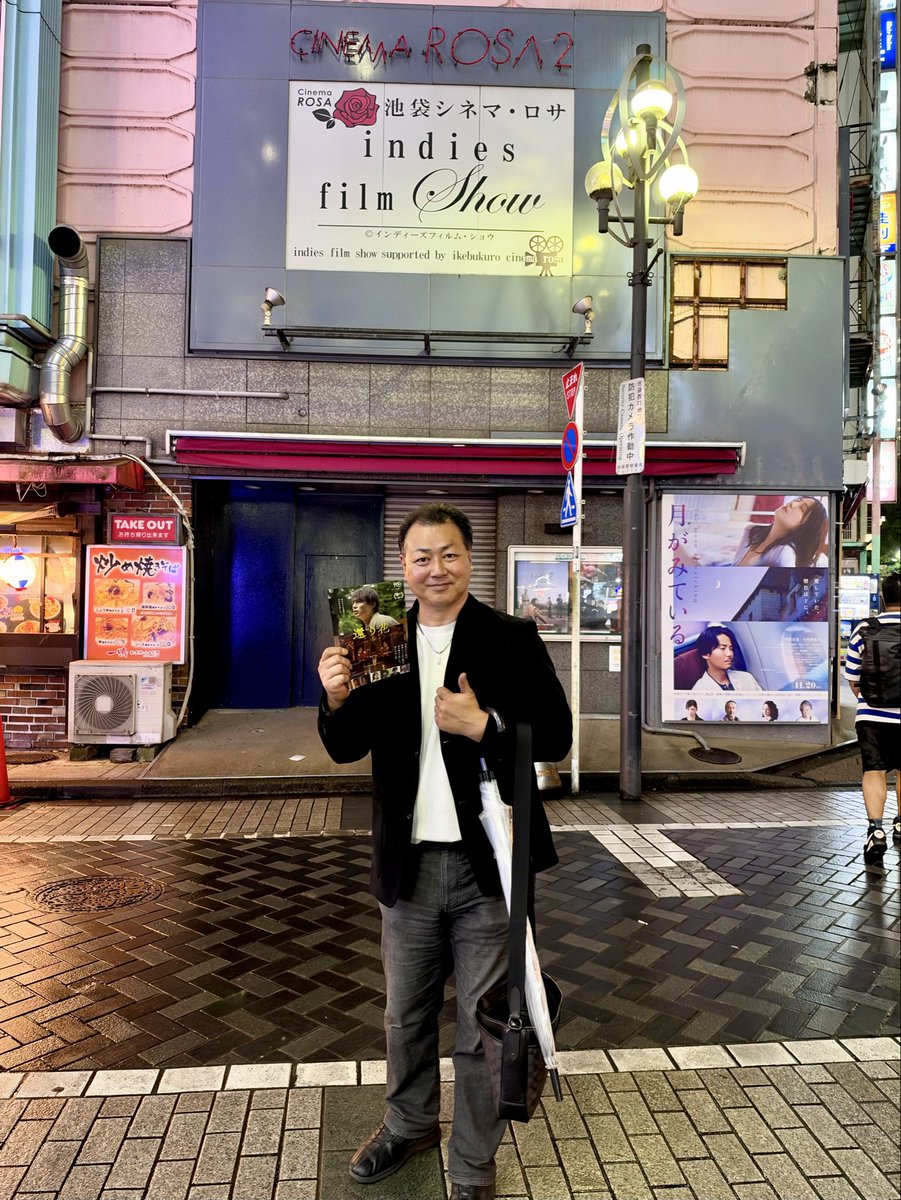 con4table's tweet photo. 映画『還り花』

前作時から約3年ぶりに
チラシ配りに池袋シネマ・ロサさんに🎥😊

劇場スタッフの方々も変わらず温かく、常連様もお声がけいただき嬉しかったです！😄

予告編も上映されており、
悲願の特大バナーも掲げてあり感動でした🥹
引き続きよろしくお願いいたします🙇‍♂️

#還り花
#シネマロサ https://t.co/yatVDYnnaX