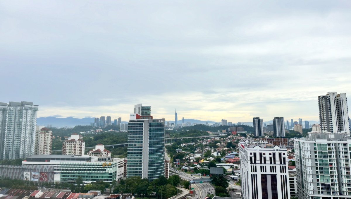 ByJasonNg's tweet photo. I’m seeing Kuala Lumpur skyline for the first time in two months. 

Is the haze truly gone? https://t.co/V12mrd1IMa