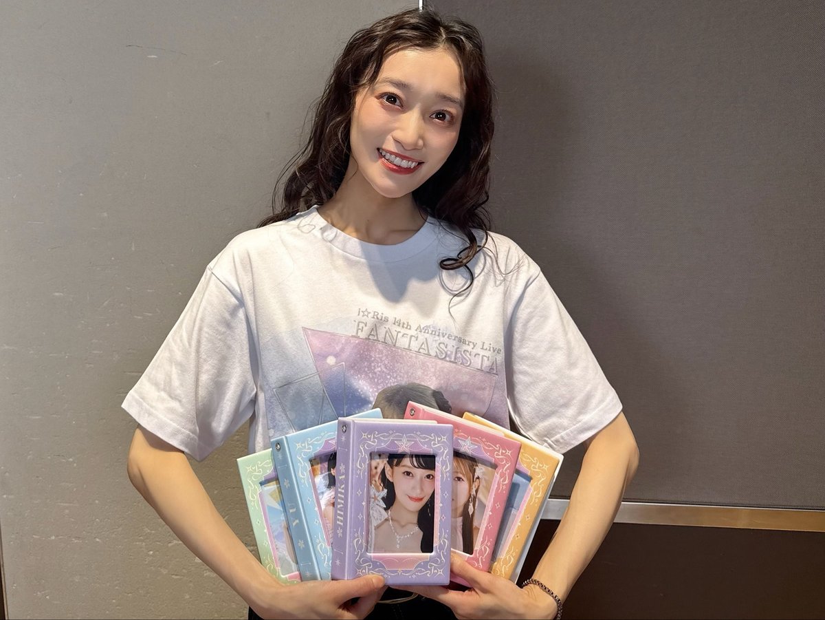 iris_official_'s tweet photo. ／🧚‍♀️
　#i_Ris
　「FANTASISTA」グッズ
＼🌈

オンライン事前販売は

💚----- 🩵----- 💜----- ❤️-----🧡

本日10月25日（日）23時59分まで

💚----- 🩵----- 💜----- ❤️-----🧡

ベースボールシャツはTシャツをインナーにして羽織にも使える万能アイテム！
推しとお揃いコーディネートはいかがですか😎👍

ブロマイドホルダーは表紙の窓にお気に入りの1枚を入れて推しをアピール❣️
40枚収納可能です📚

オンライン事前販売は本日まで！
是非、チェックしてみてくださいね🌈

◆グッズの詳細はコチラ
https://t.co/YYbxRLYrHF

#i_Ris14周年横アリ まで 9日