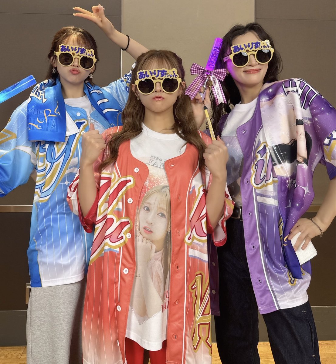 iris_official_'s tweet photo. ／🧚‍♀️
　#i_Ris
　「FANTASISTA」グッズ
＼🌈

オンライン事前販売は

💚----- 🩵----- 💜----- ❤️-----🧡

本日10月25日（日）23時59分まで

💚----- 🩵----- 💜----- ❤️-----🧡

ベースボールシャツはTシャツをインナーにして羽織にも使える万能アイテム！
推しとお揃いコーディネートはいかがですか😎👍

ブロマイドホルダーは表紙の窓にお気に入りの1枚を入れて推しをアピール❣️
40枚収納可能です📚

オンライン事前販売は本日まで！
是非、チェックしてみてくださいね🌈

◆グッズの詳細はコチラ
https://t.co/YYbxRLYrHF

#i_Ris14周年横アリ まで 9日