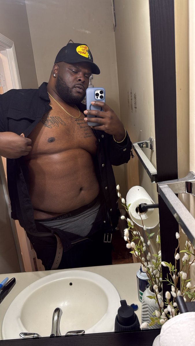 juscort3z's tweet photo. Big niggas can be sexy too 😏😬 https://t.co/IWDVo2iDKt
