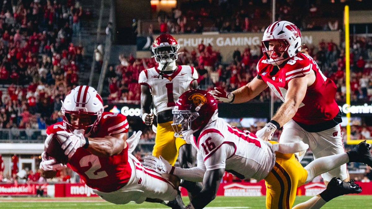 Badger_Notes's tweet photo. Wisconsin football postgame: What stood out in the upset win over No. 16 USC dlvr.​it/TW36XG https://t.co/wuiZjgFyPP