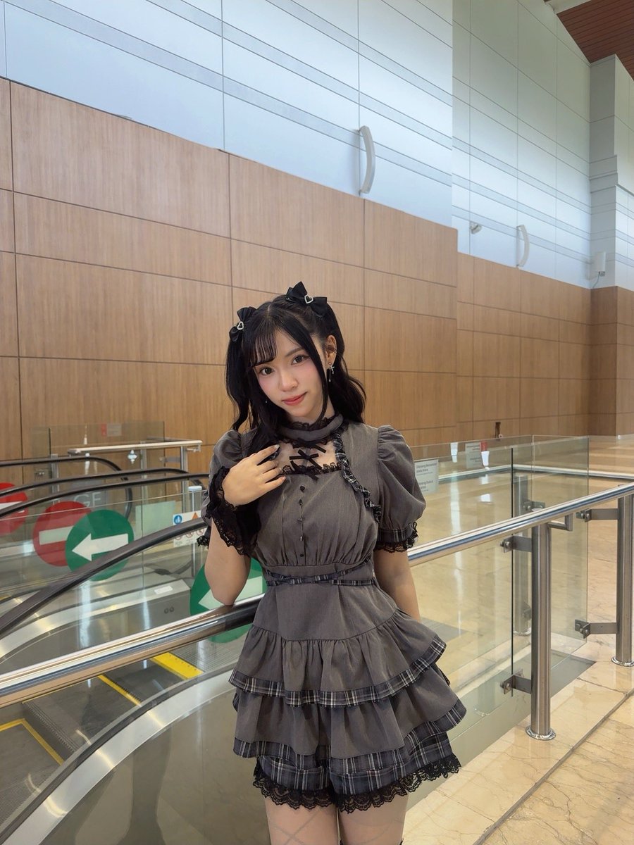 Aralie_JKT48's tweet photo. SEMUANYA TERIMA KASIH UNTUK JKT48 & AKB48 Personal Meet and Greet Festival "Ayo Senyumlah" !!! BANYAK HAL MENYENANGKAN YANG TERJADI KEMARIN 🫶🏻 aku senang sekali bisa bertemu dengan kalian semuaaa, seluruh member jkt48 dan kakak-kakak dari akb48 🥹💗 terima kasih sudah membuat begitu banyak memori bersama aku yyaaa! seluruh rangkaian kegiatan yang berjalan membuat aku tersenyum 🫶🏻 

Dengan rilisnya Music Video Single ke-28 JKT48 "Ayo Senyumlah" aku juga sangat bersyukur bisa menjadi bagian dari senyuman itu 🙌🏻 mohon dukungannya selalu 💗