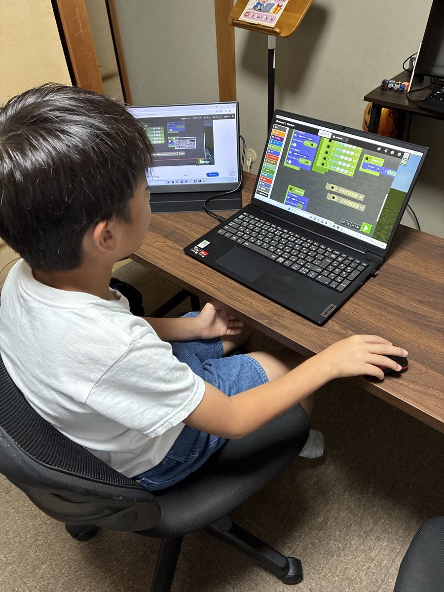 hataara1's tweet photo. 昨日のプログラミング教室での一コマ💻
教育版マイクラを使って「壊すとアイテムかゾンビが出る占いブロック」を作ったそうです⛏️✨
普段は遊ぶ専門ですが、これを機に「作る側」の面白さにも気づいてくれたら嬉しいな😊
#マイクラ #プログラミング教室 #子育てパパ https://t.co/yAEhTxg9gG