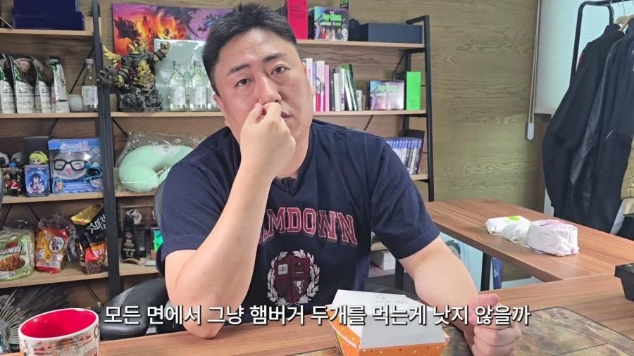 block_atom's tweet photo. 사람 얼굴 크기만하다는 맥도날드 새 햄버거

크게 나왔다는 맥도날드 빅아치 햄버거

12,400원 주고 사서 얼굴이랑 직접 비교해봄

▪️ 일단 (사람에 따라) 얼굴보다 작음
▪️ 맛은 확실히 있지만 햄버거 2개 가격으로 먹을거면 종류별로 다른 두개를 먹는게 낫다는 평가
▪️ (사람에 따라) 간식을 추가로 먹을 수 있음

"다 보는 앞에서 어찌 저렇게 안색 하나 안변하고 거짓말을"

"호빵맨:?????"