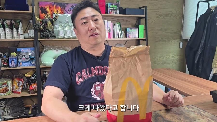 block_atom's tweet photo. 사람 얼굴 크기만하다는 맥도날드 새 햄버거

크게 나왔다는 맥도날드 빅아치 햄버거

12,400원 주고 사서 얼굴이랑 직접 비교해봄

▪️ 일단 (사람에 따라) 얼굴보다 작음
▪️ 맛은 확실히 있지만 햄버거 2개 가격으로 먹을거면 종류별로 다른 두개를 먹는게 낫다는 평가
▪️ (사람에 따라) 간식을 추가로 먹을 수 있음

"다 보는 앞에서 어찌 저렇게 안색 하나 안변하고 거짓말을"

"호빵맨:?????"