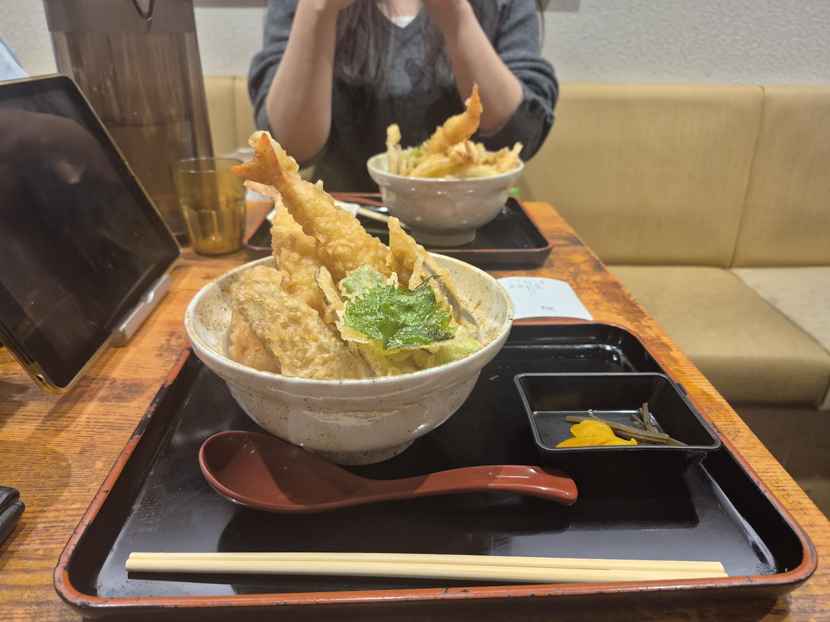 kongshamdu's tweet photo. 日本人は団結力もすごいけど、心も本当に温かいよね！

「タヌキ」って、もしかしたら嫌な気持ちになるかもしれない表現なのに、こんなにたくさんの友達が楽しく面白く受け止めてくれて、こっちまで嬉しくなっちゃう！！👫

僕たち夫婦も、韓国のタヌキになっちゃうぞ！！！🇰🇷🦝

ちなみに韓国では、タヌキはちょっと危険な野生動物ってイメージがあるんだ。
噛まれると狂犬病に感染する危険があるから、むやみにエサをあげたり触ったりしないようにって注意書きも多いんだよ！

つまり……

君たちのスシ、ラーメン、うどん、天ぷら、とんかつ、うな丼のご飯写真をくれないと……

噛みついちゃうかもしれないぞ！！！🦝🦝