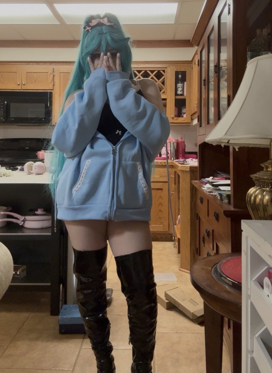 loonaslut420's tweet photo. wtf is ariana grande doing cosplaying hatsune miku... https://t.co/23DxbdUNvC